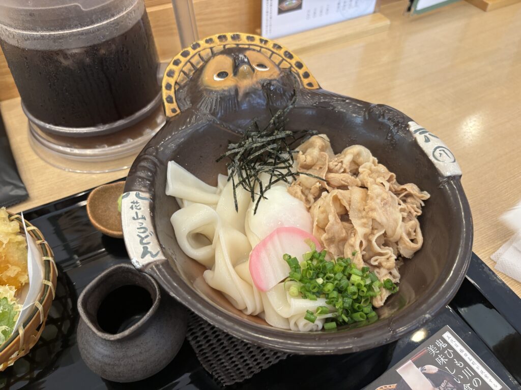 たぬきのかわいい器に入った「鬼ひも川うどん」