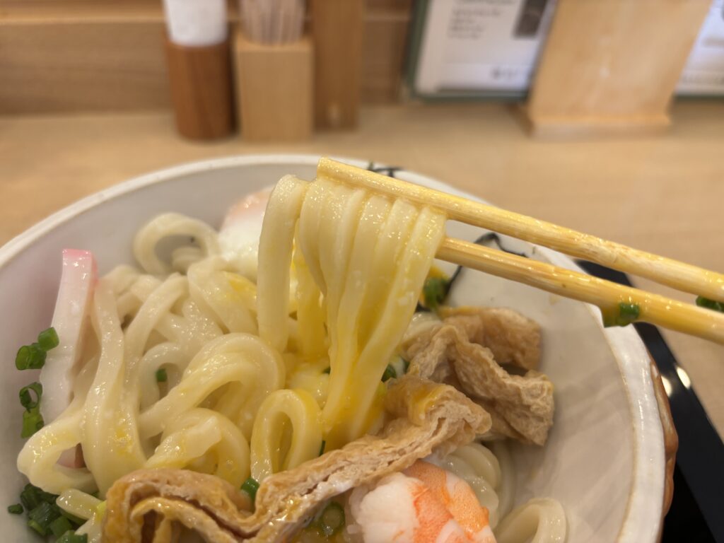 釜玉うどんのコシのある麺