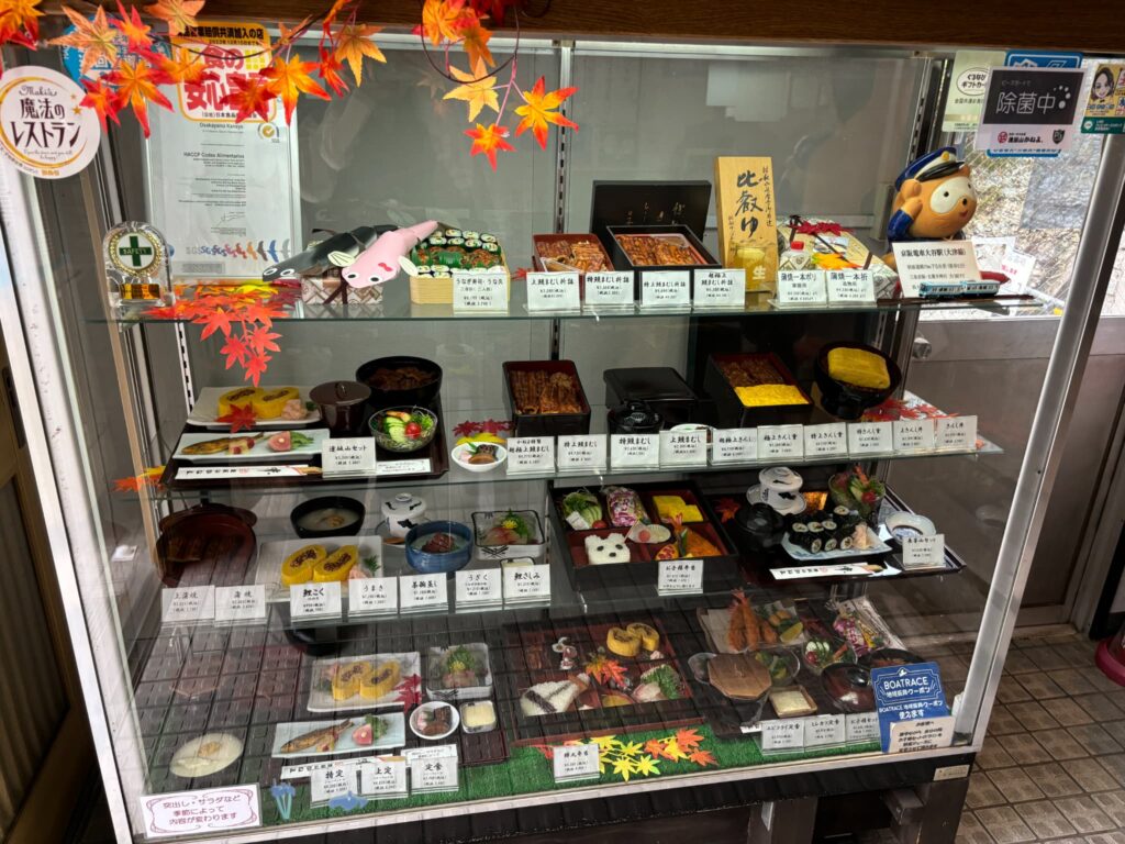 逢坂山かねよ本店の料理のディスプレイ