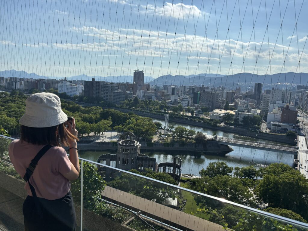 おりづるタワーの屋上にある「ひろしまの丘」から見える景色