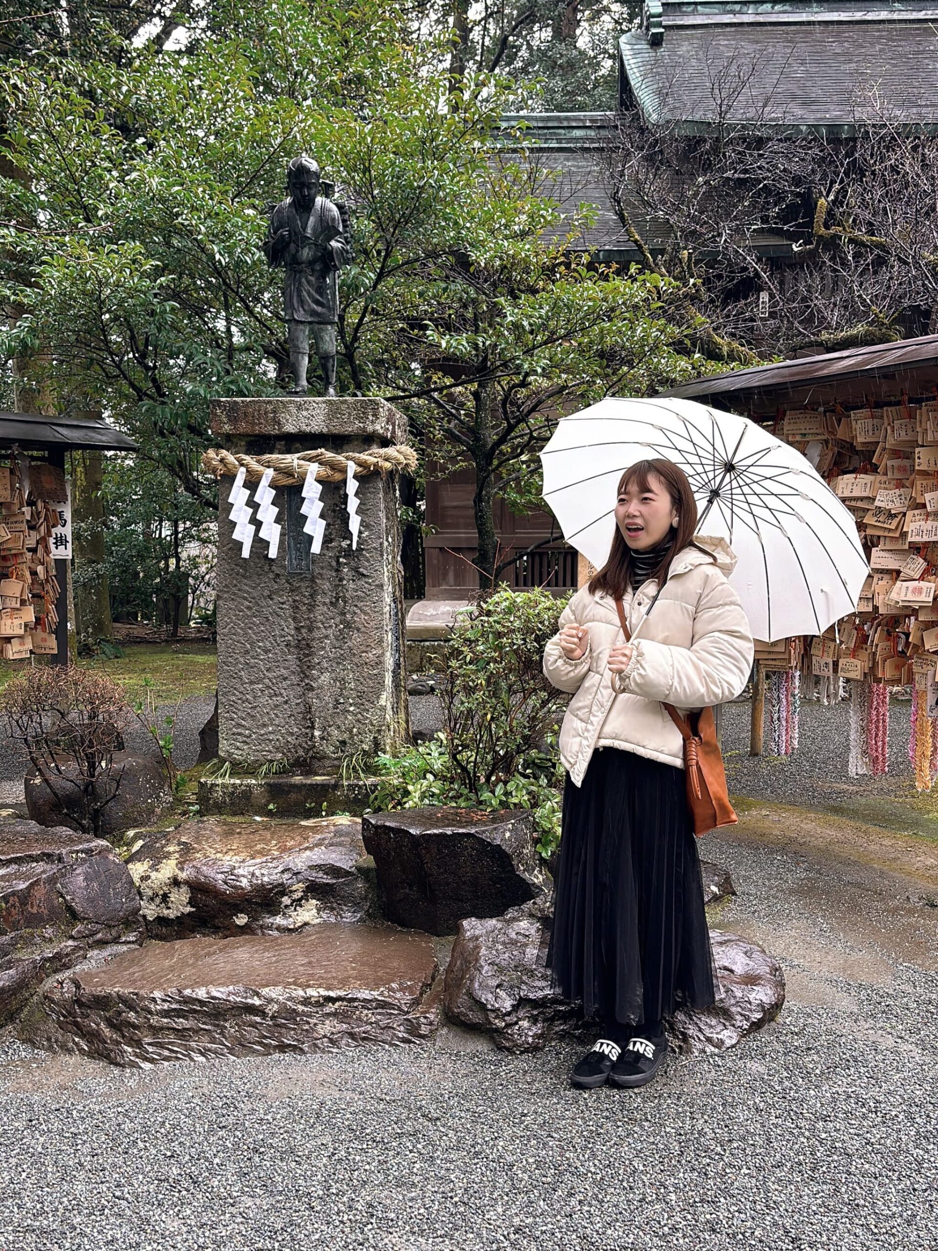 報徳二宮神社の中にある薪を背負って本を読んでいる二宮金次郎像