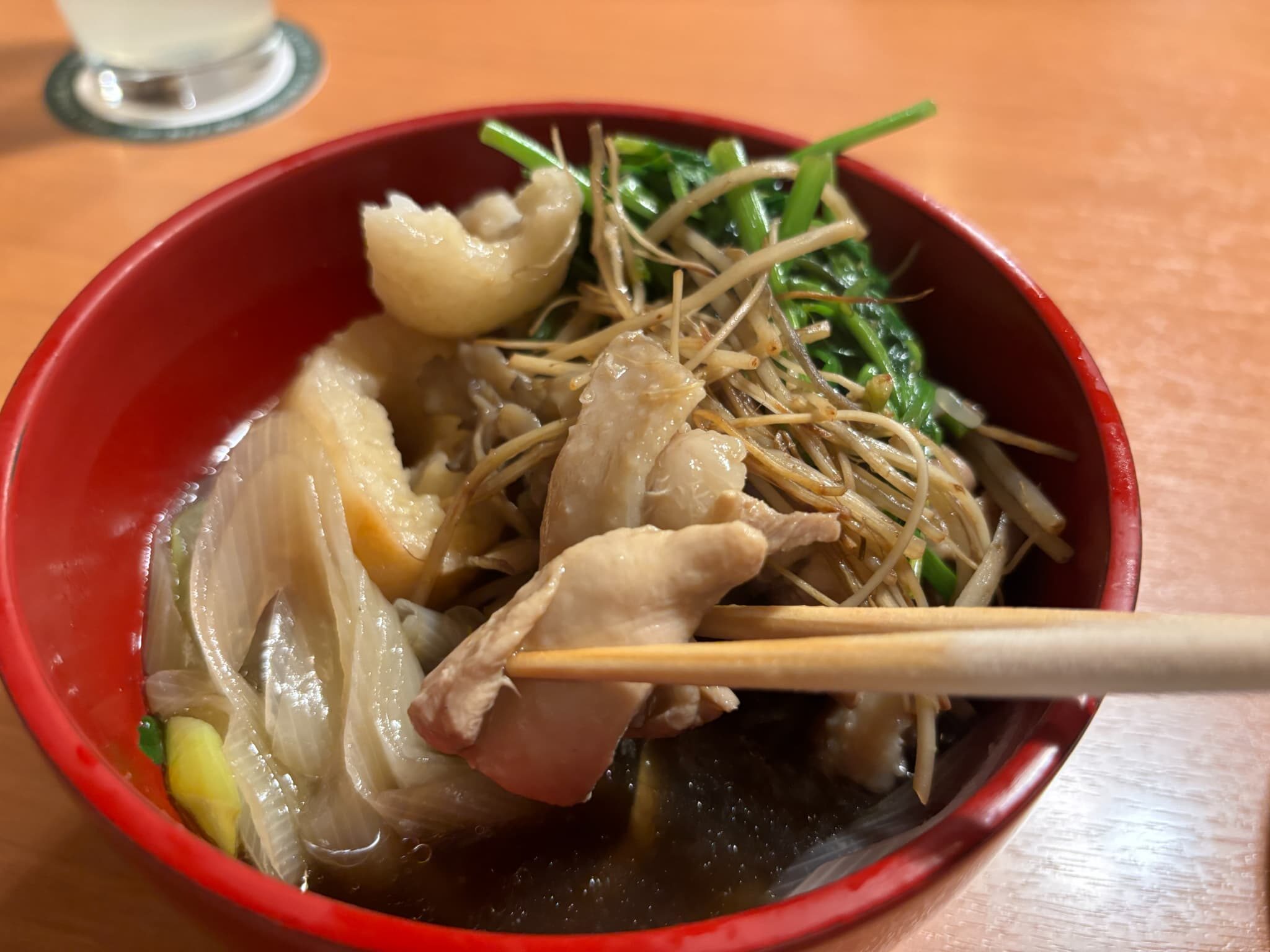 秋田の和食お多福本店の名物きりたんぽ鍋に入っている比内地鶏と野菜