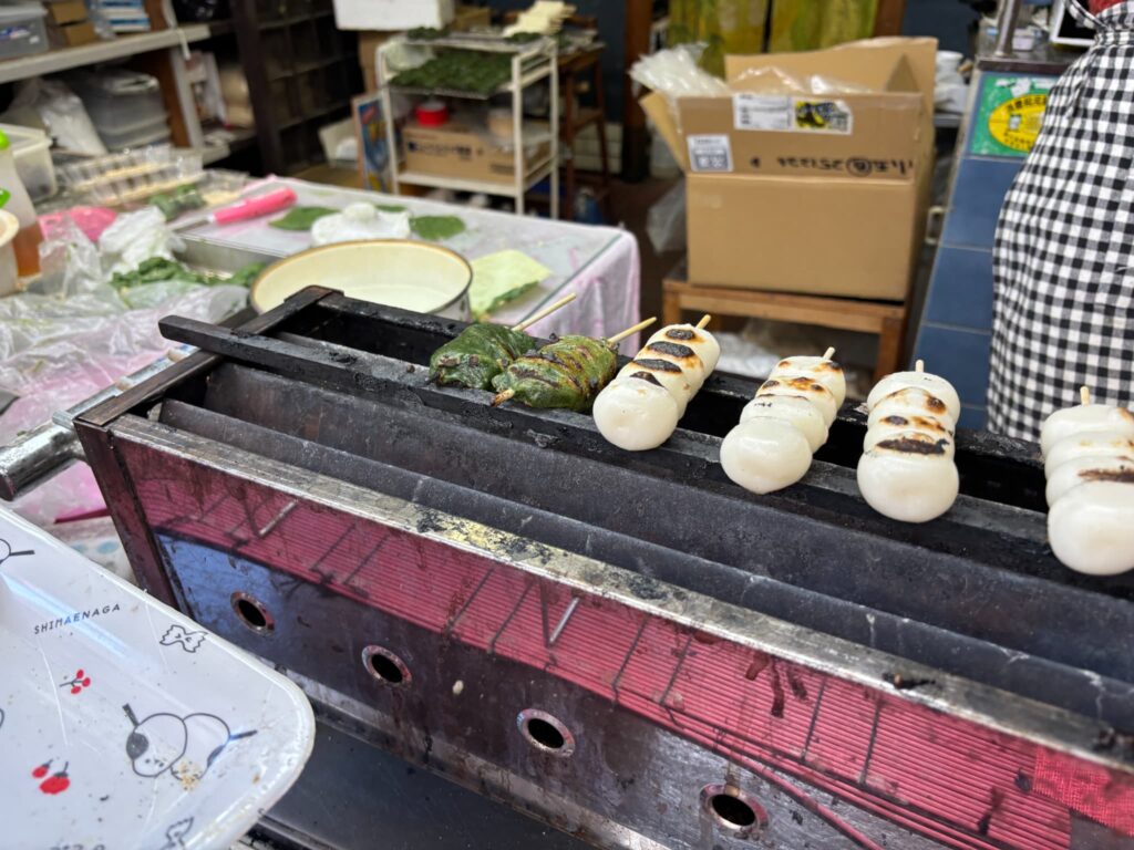 生田屋のよもぎ団子が焼かれている様子