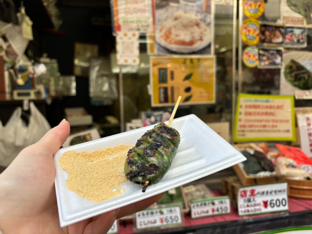 生田屋の名物よもぎもち(300円)