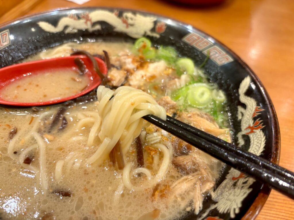 「豚とろラーメン」の鹿児島定番ストレートの中太麺