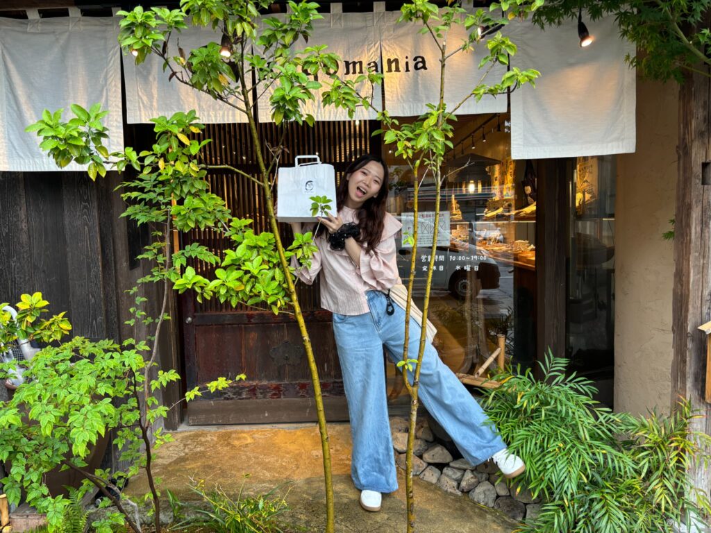 カゴマニアの店舗入り口とますお