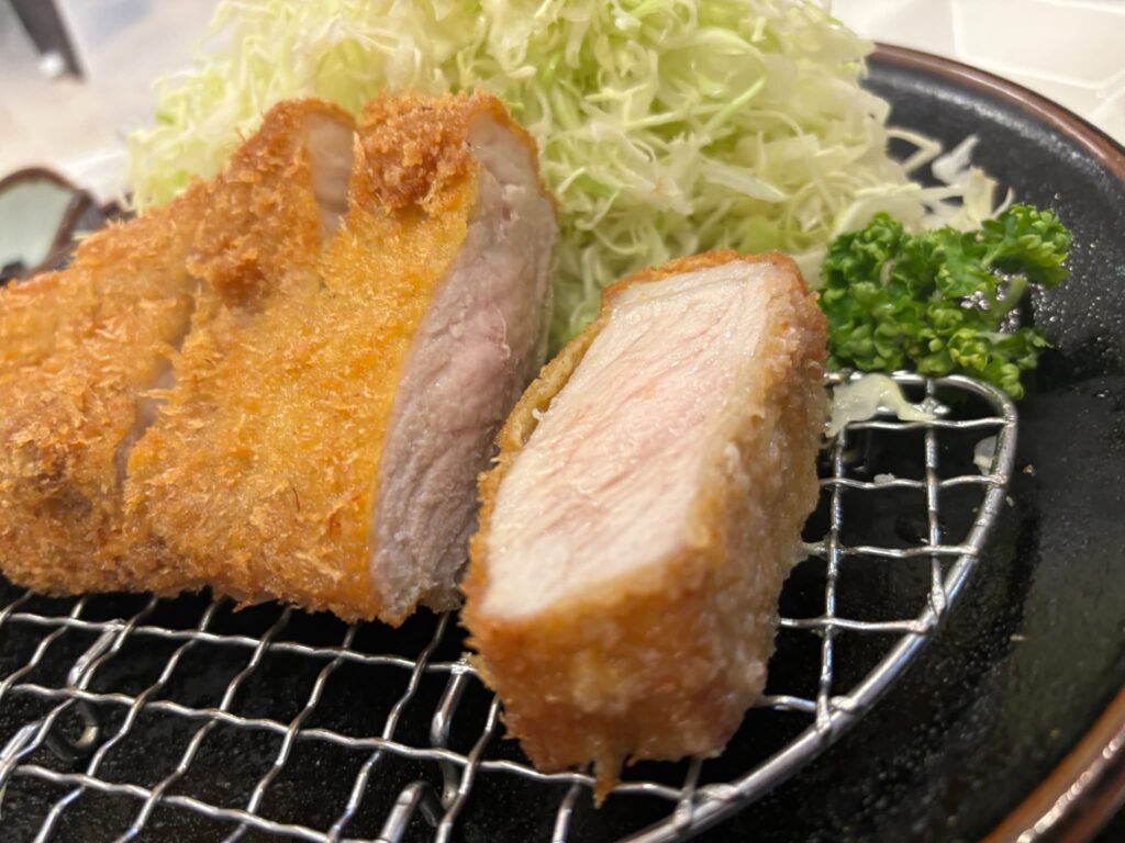 上黒豚ロースカツのピンクの断面