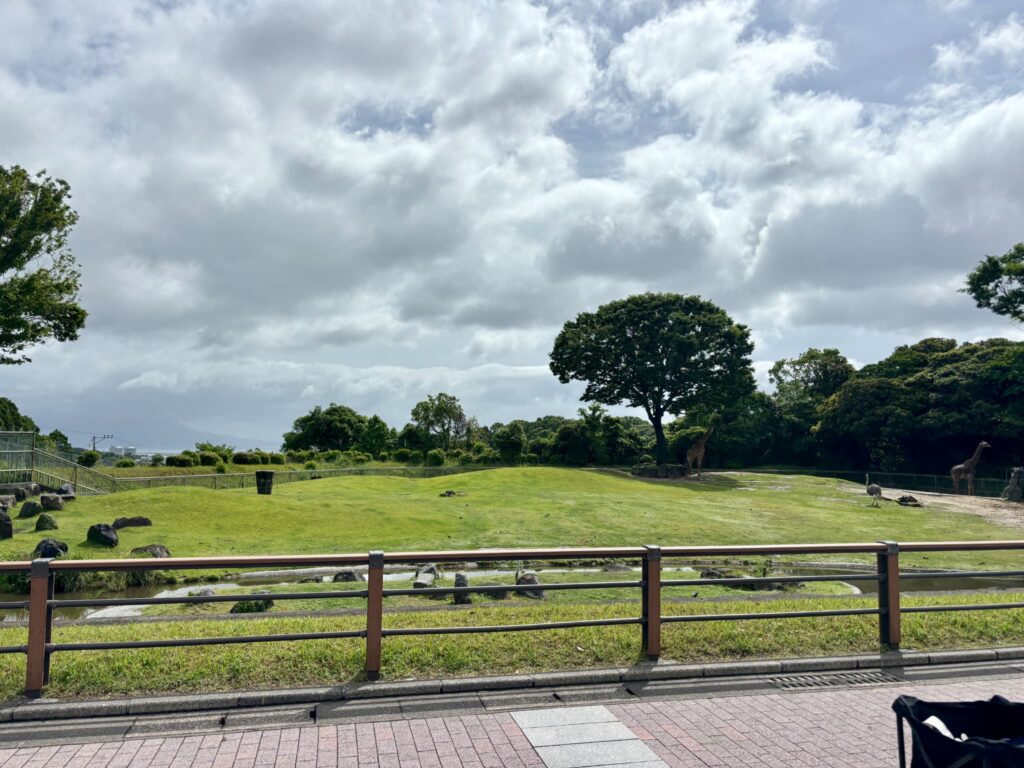 入口すぐの大きな広場