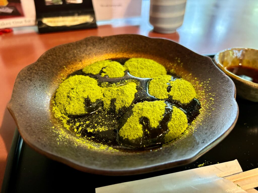 ぎをん小森の抹茶わらびもちに黒蜜をかけた