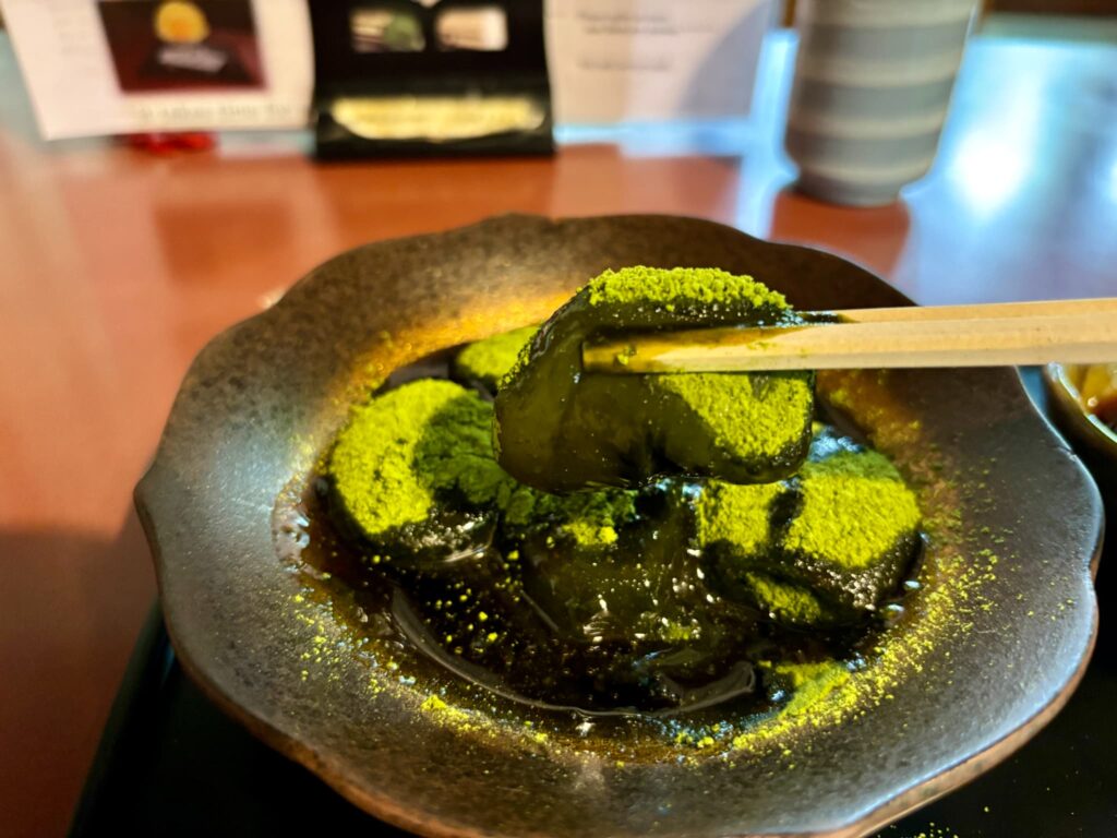 たっぷり黒蜜がかかった抹茶わらびもち