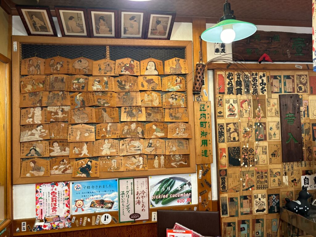 一銭洋食(いっせんようしょく)の店内のレトロな装飾(浮世絵風の絵馬)