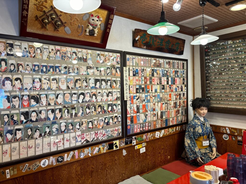 一銭洋食(いっせんようしょく)の店内のレトロな装飾(歌舞伎・浮世絵風のカード)