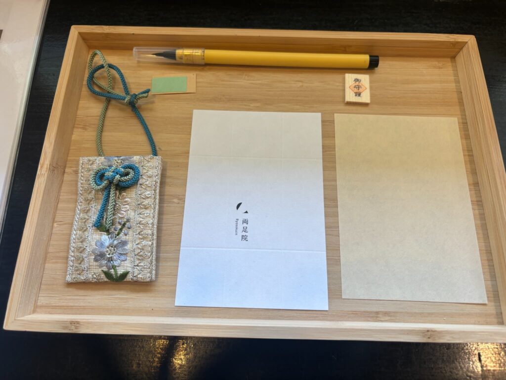 両足院のお守り体験（結守）の準備