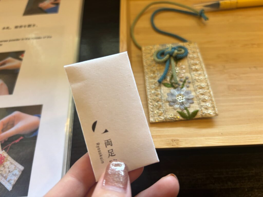 両足院のお守り体験（結守）の作業（完成目前）