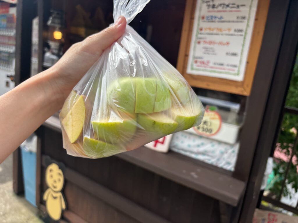くまのエサのリンゴ(大)500円