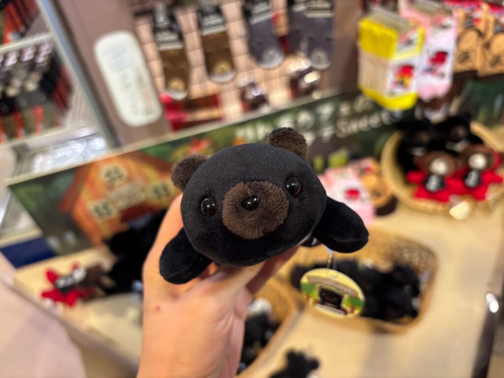 ツキノワグマのぬいぐるみ（小）