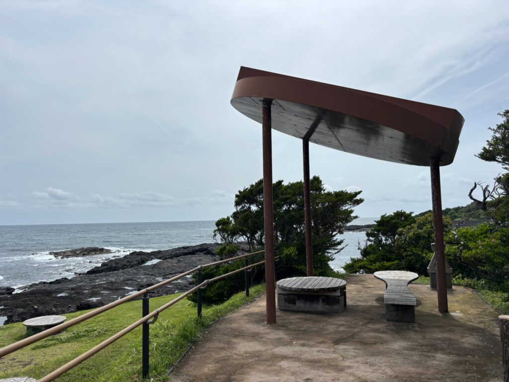 希望の岬にある大きな釜蓋のベンチ
