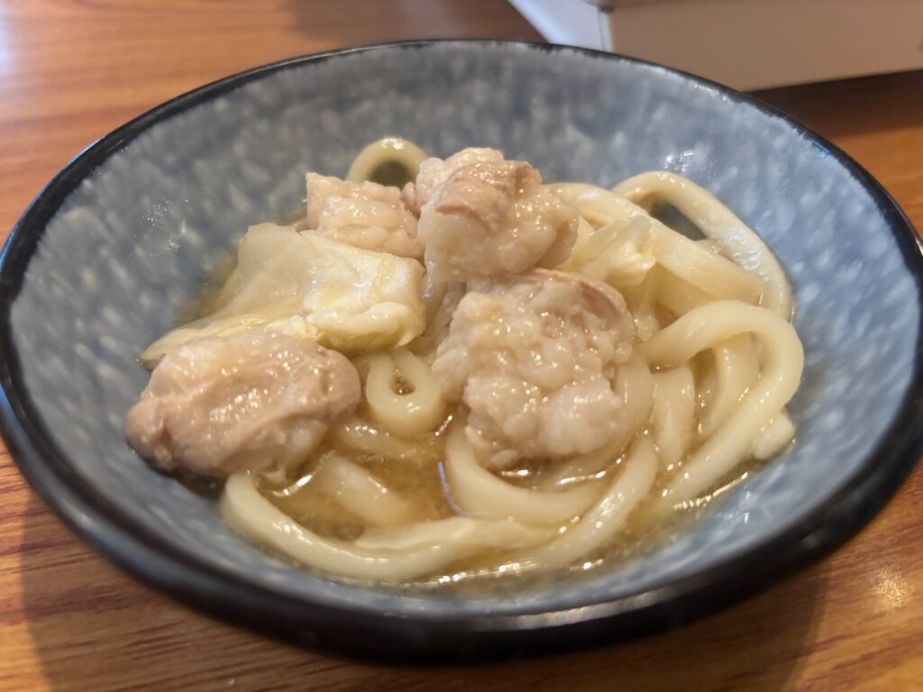 お皿に取り分けたホルモン鍋テッチャン