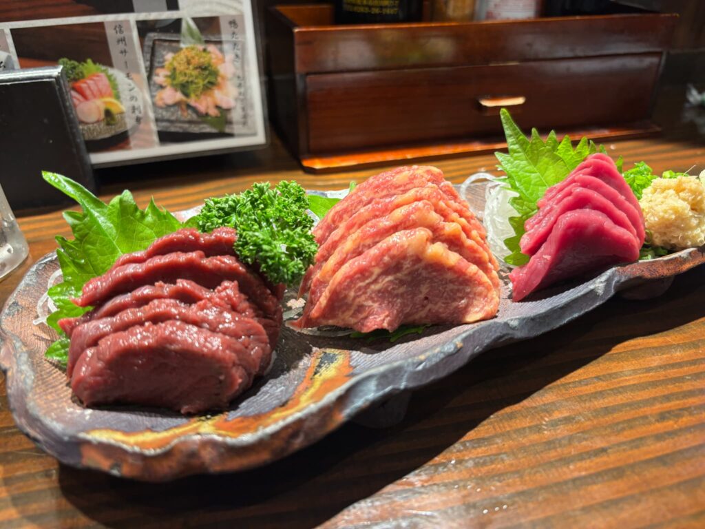 萬来名物の「馬刺し盛り合わせ3種類」(2,200円)