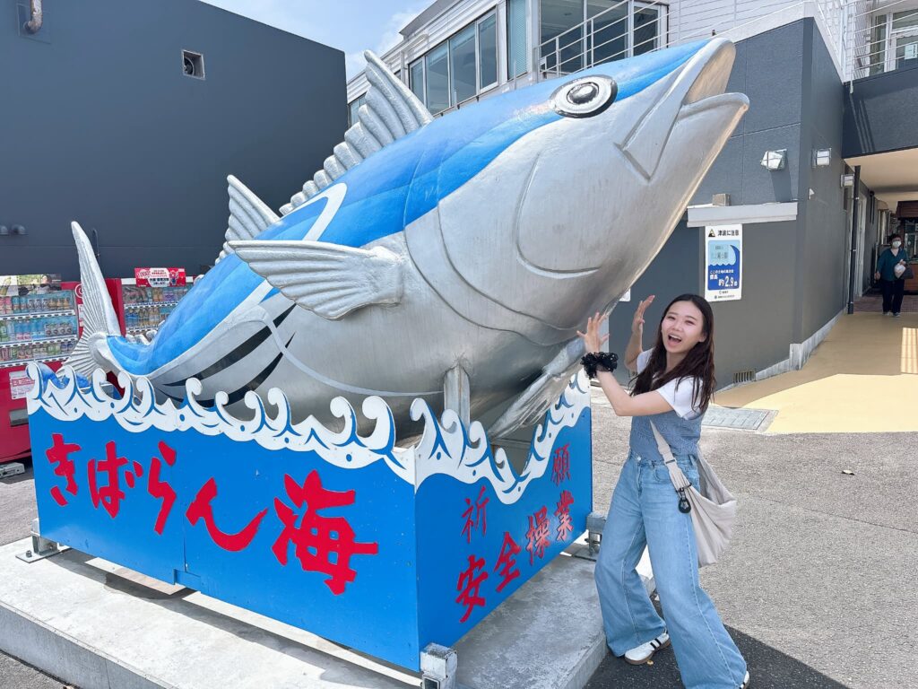 枕崎お魚センターの前のかつおの置物とますお
