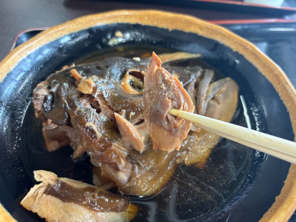 【単品】かんぱちあら煮(700円)の身をほぐした様子