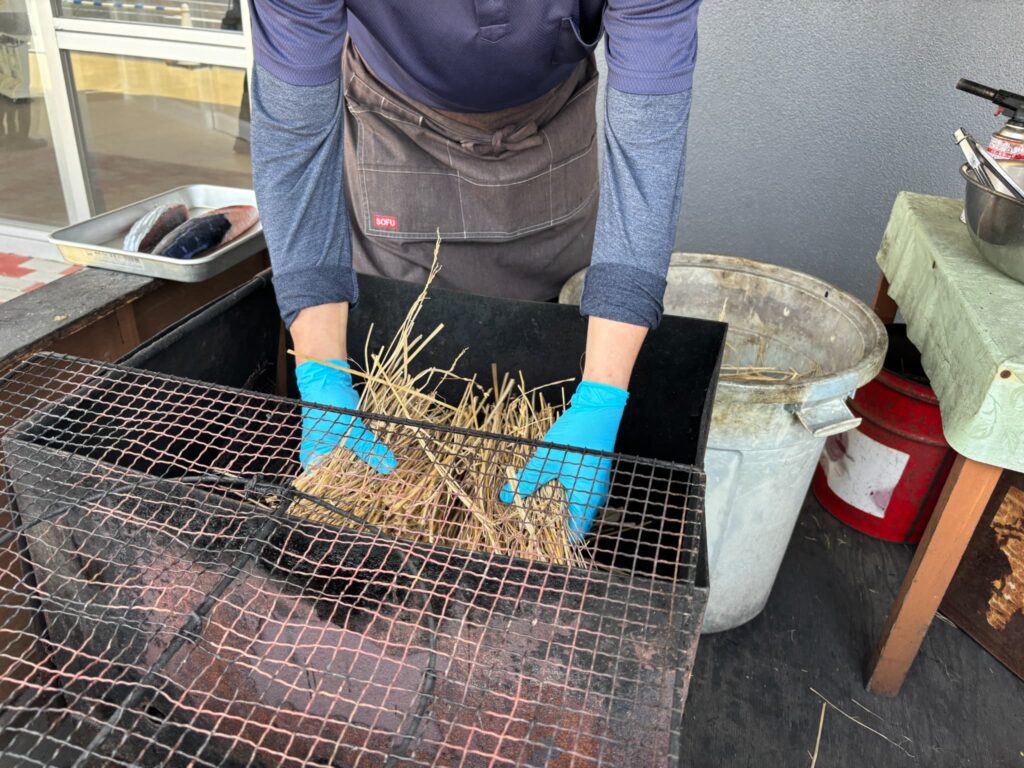 藁を用意して燃やしている様子