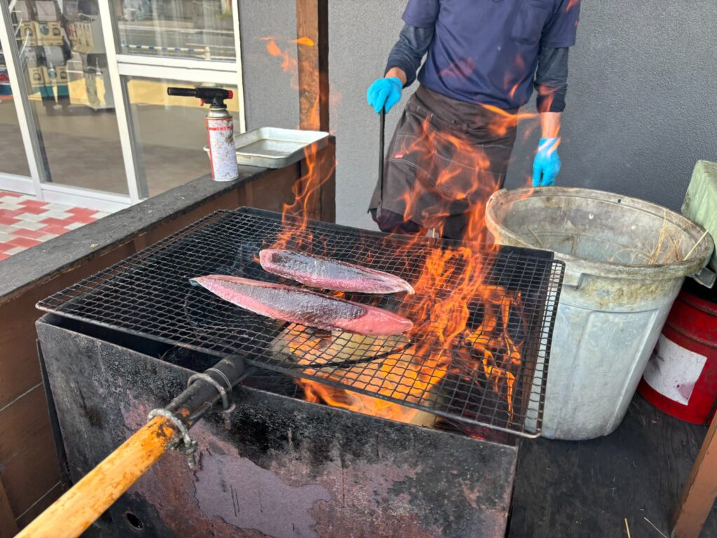 網の上にかつおを置いて、焼いている様子