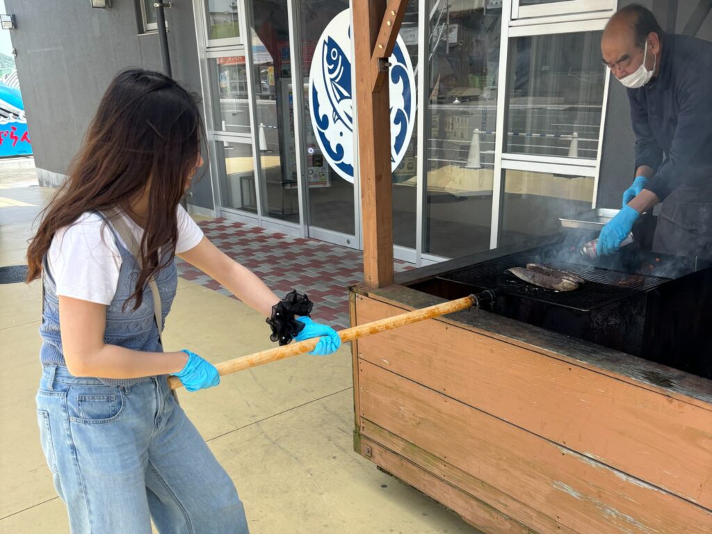かつおわら焼き体験中のますお