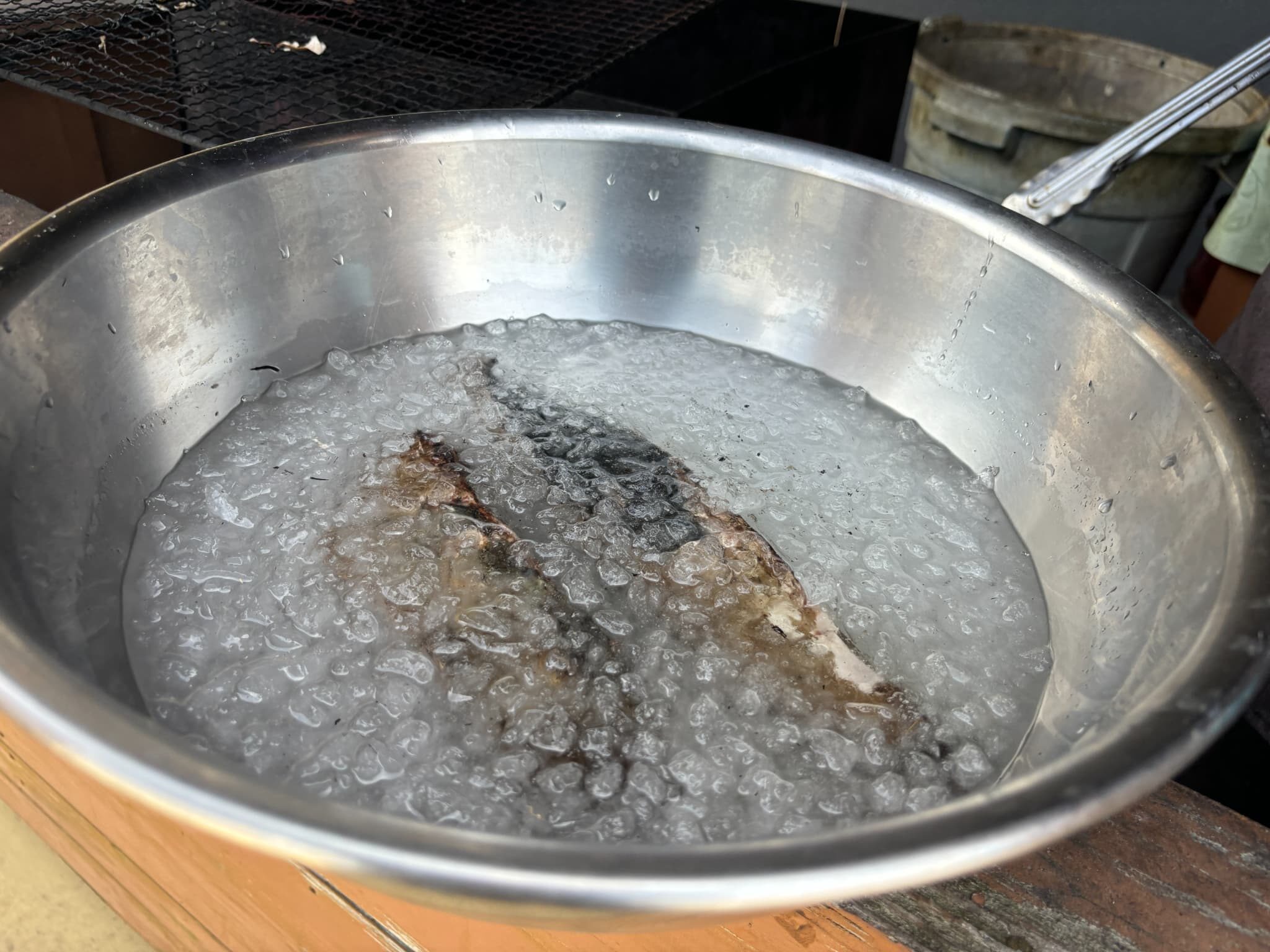 炙り終わったら氷水の中に入れて引き締めている様子