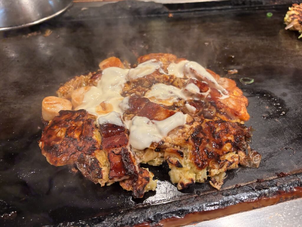 鉄板の上の美津の名物山芋焼